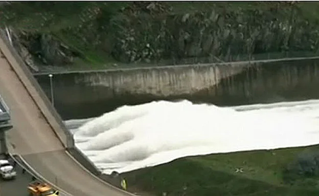 הזרימה האדירה בעקבות החור בסכר
