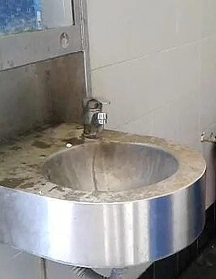 כיור מלוכלך באחד התאים