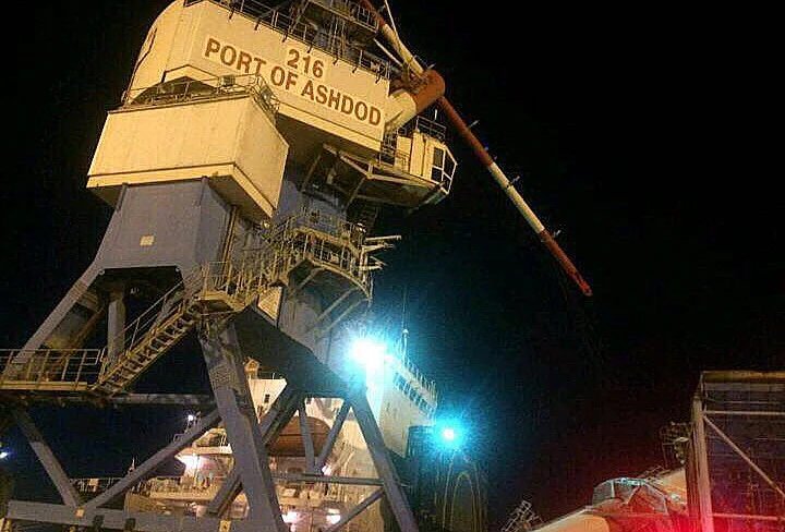 מנוף קרס על ספינה בנמל