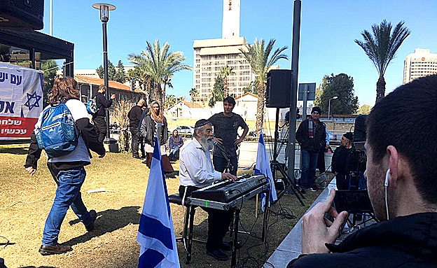 אריאל זילבר מחוץ לבית הדין