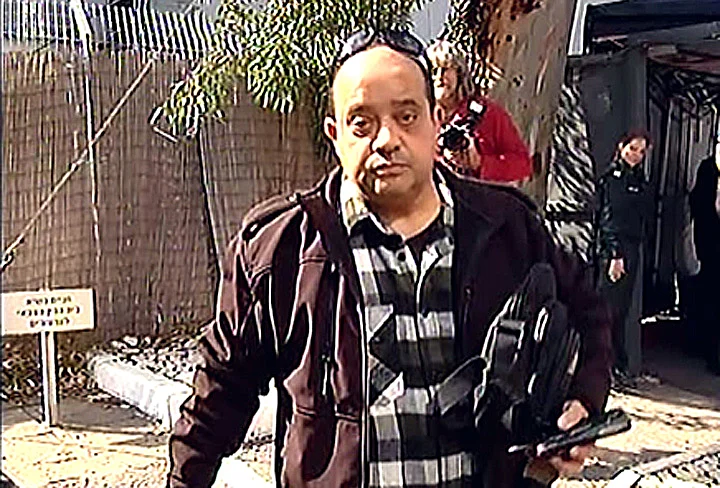 אביו של אזריה בכניסה לבית הדין