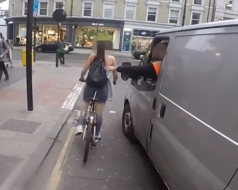 מנסה גם לגעת ברוכבת