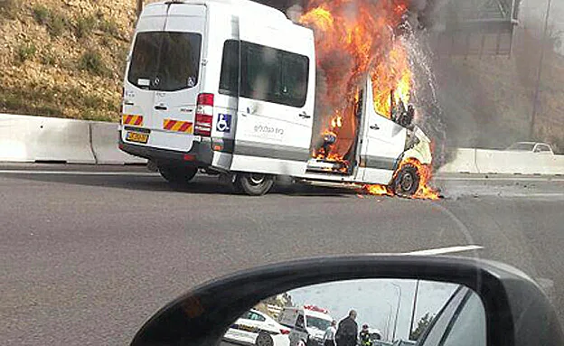 רכב ההסעות עולה בלהבות