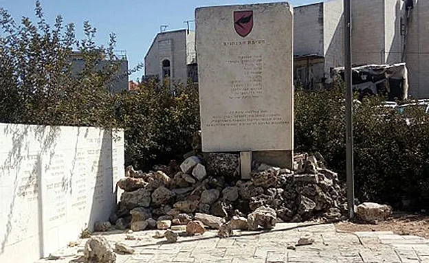 אשפה מסביב וכתובות גרפיטי