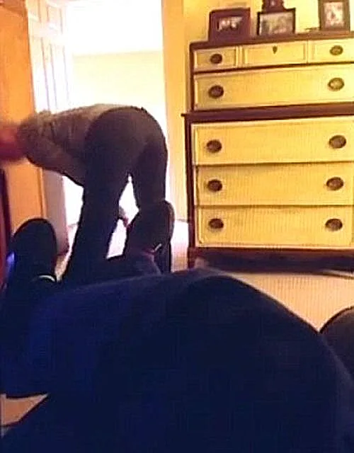 רקדה למולו עם כוונות מיניות