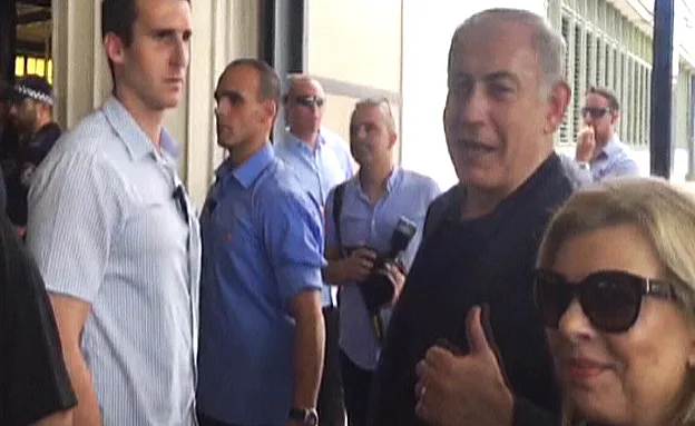 רה''מ יחד עם רעייתו