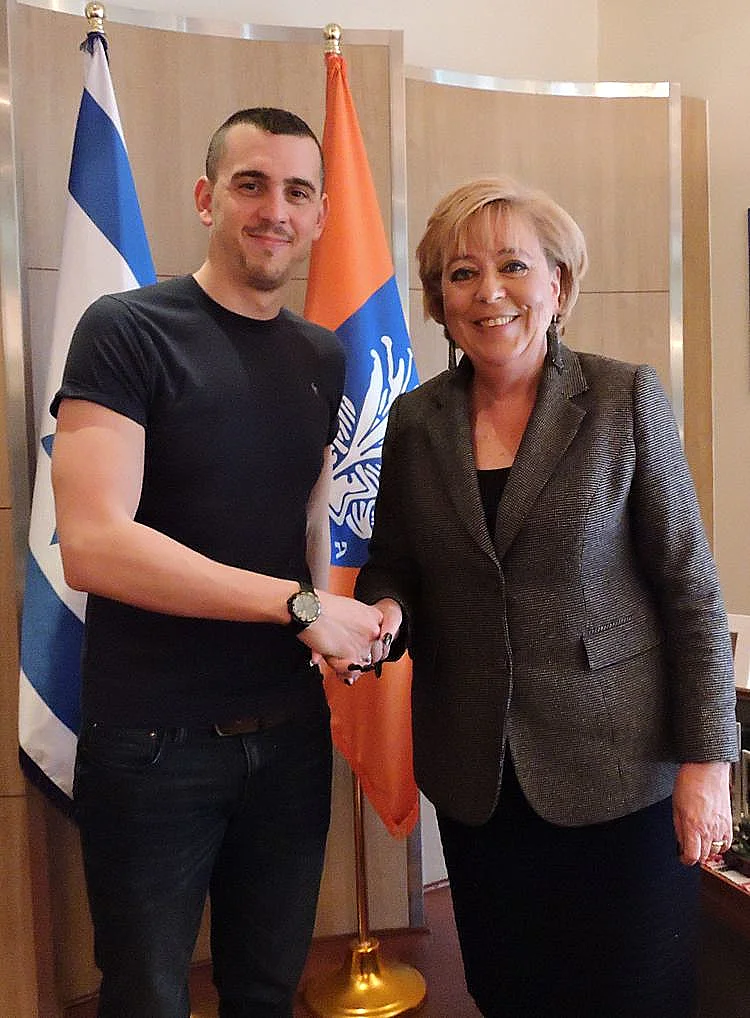 פיירברג איכר ולסלו צ'ה