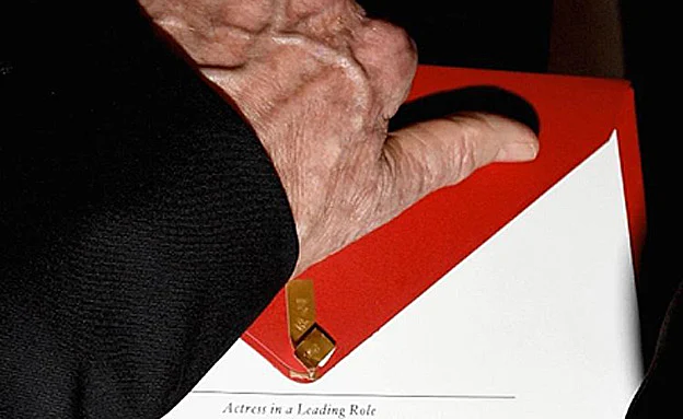 בייטי מחזיק במעטפה הלא נכונה לפני ההכרזה