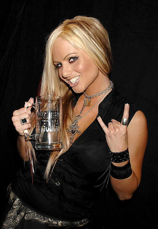 הלכה לעולמה עקב בעיות אלכוהול