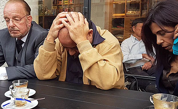 המשפחה מחוץ למסיבת העיתונאים