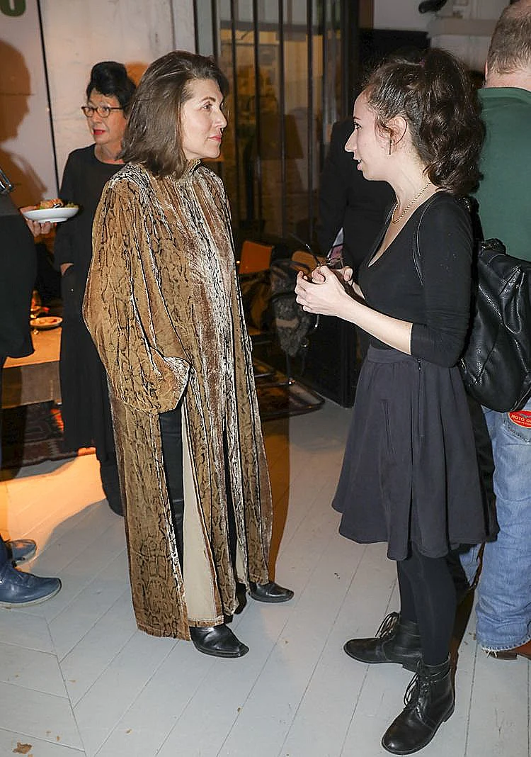 נחות על הרחבה. דינה סנדרסון וקרן מור