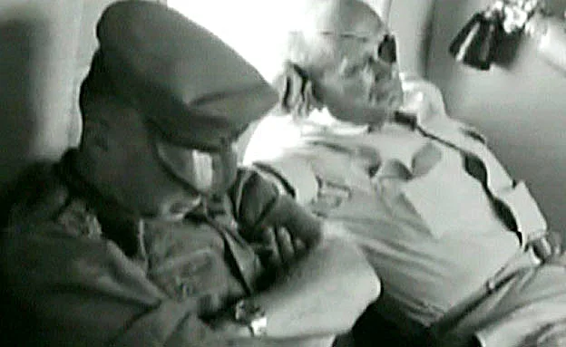 רבין ודיין נחים במטוס