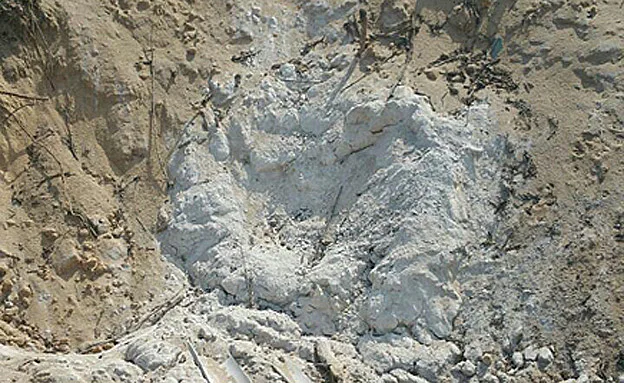 שרידי הרקטה באשקלון. היום