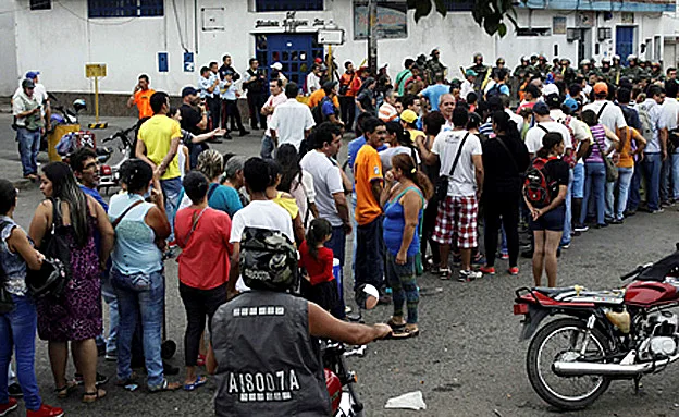 התור למזון מראה את חומרת המצב בקרקאס