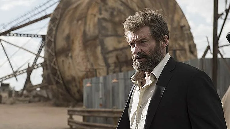 לוגאן מגחך על חוברות הקומיקס