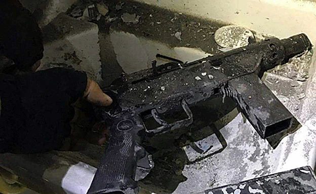 נשק שנתפס בפשיטה על בית המבוקש