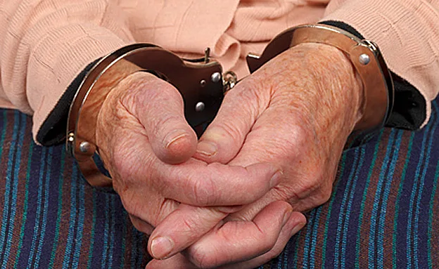 העונש: מאסר, פיצוי ומאסר על תנאי. אילוסט