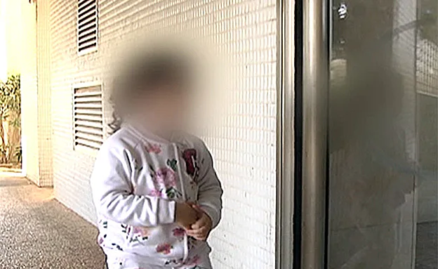 הילדה בכניסה לבניין המגורים