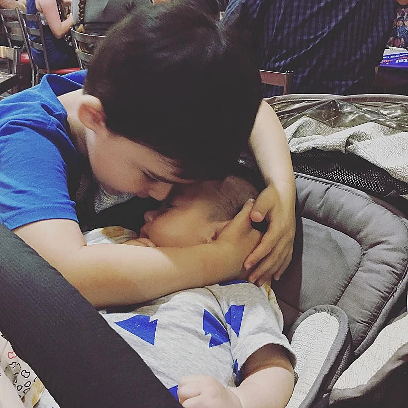 וויליאם בן ה-3 מנחם את אחיו תומאס