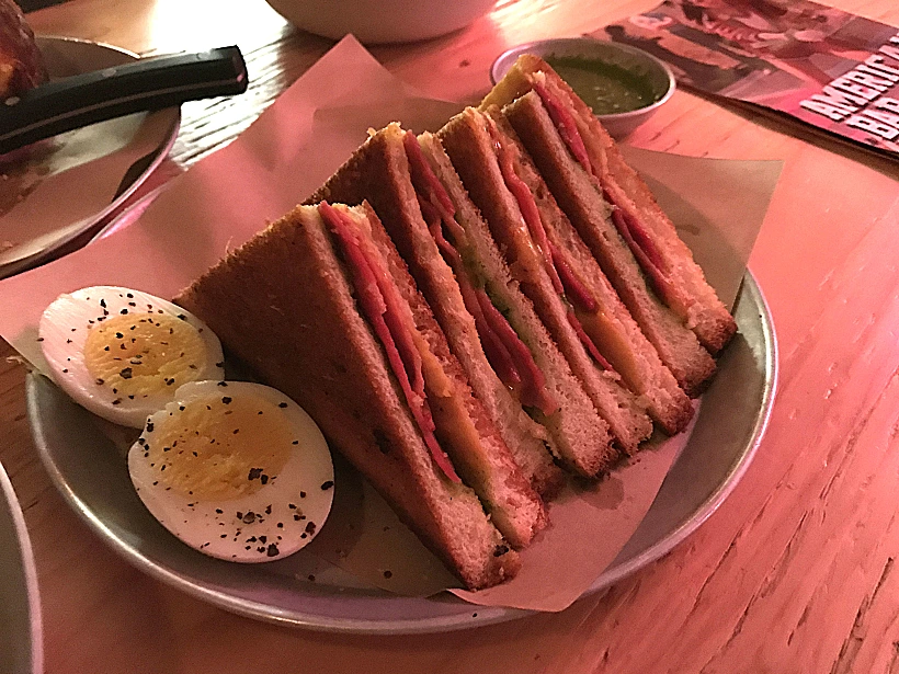 מה רע בחלה קלויה עם שפע נקניקים וצ'דר?
