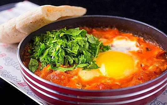 מנה של רשת 'שמונה שמציעה את השקשוקה הזו ב-8 שקלים בלבד