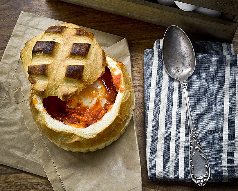 שקשוקת ימאים שמגיעה בתוך לחם. ברד סטורי