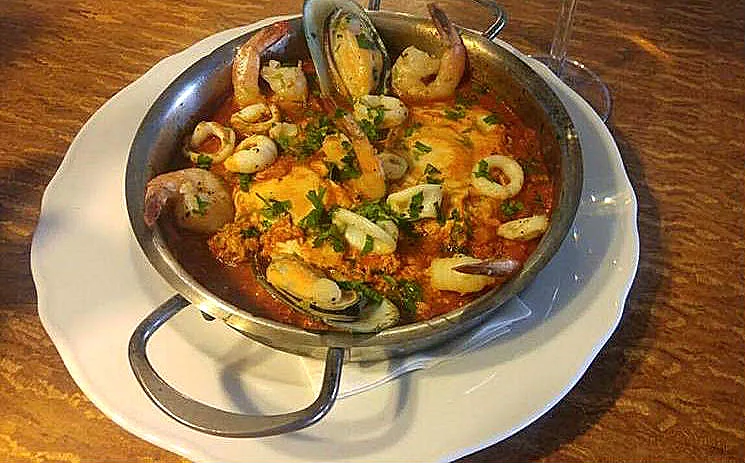 המון פירות ים עם רוטב מעולה וביצים. מסעדת כרמים