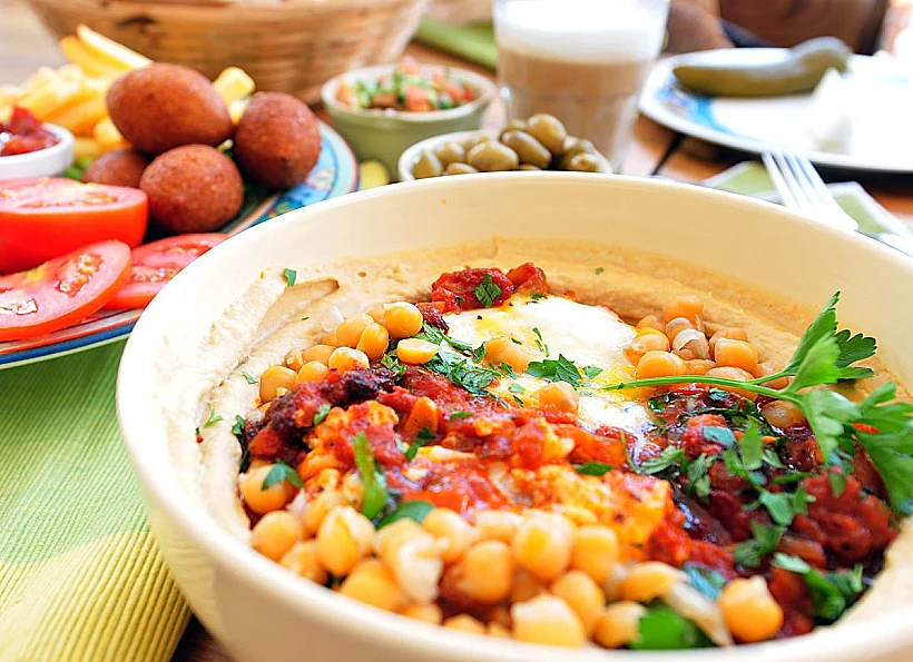 חומוס עם שקשוקה אצל הזרזיר בכרמי יוסף