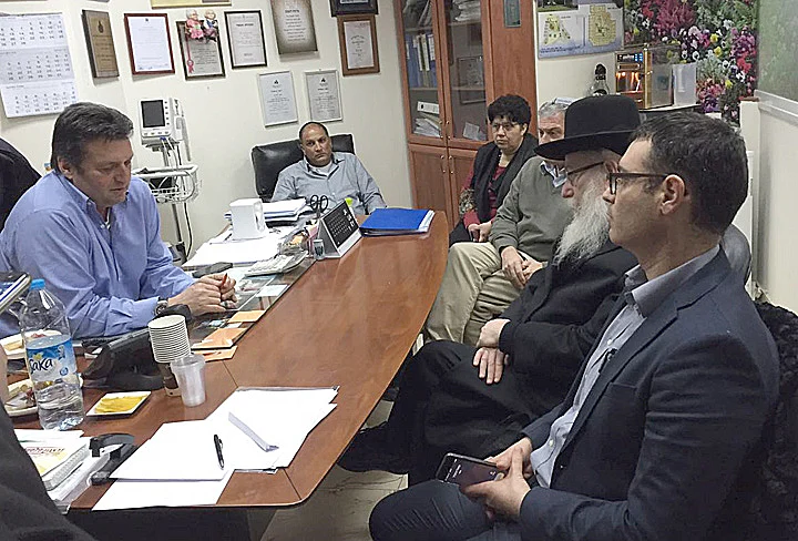 נציגי משרד הבריאות בבית האבות