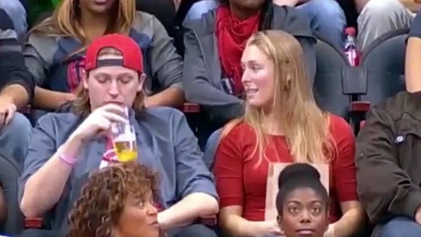 הבחור מתעלם מחברתו