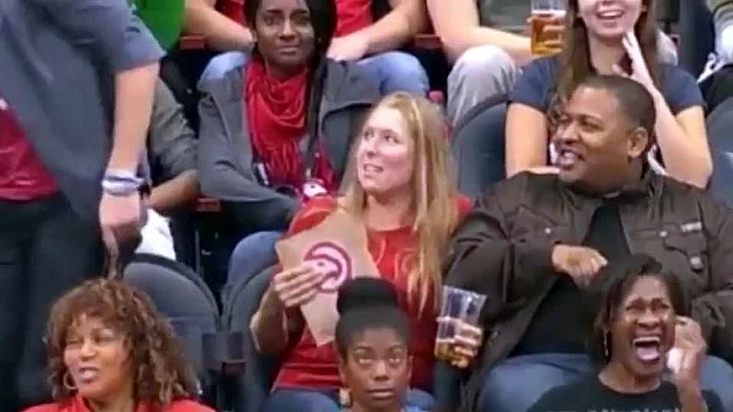 בן הזוג עוזב את האיצטדיון לקול צחוק הקהל