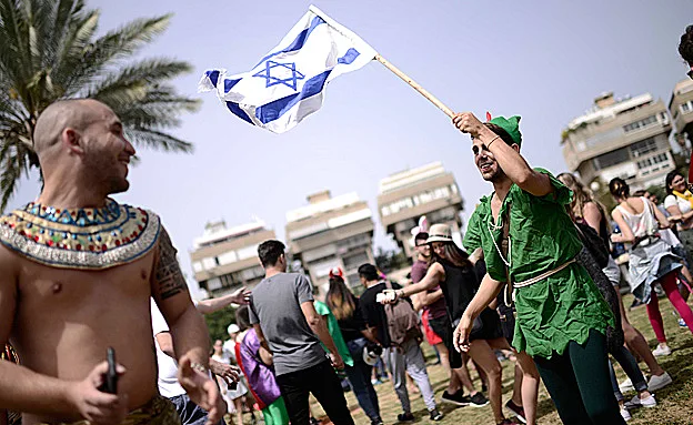 חוגגים במסיבת פורים בכיכר המדינה