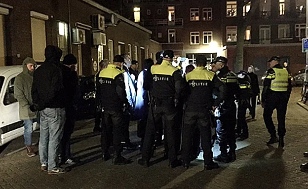 השוטרים חוסמים את השרה