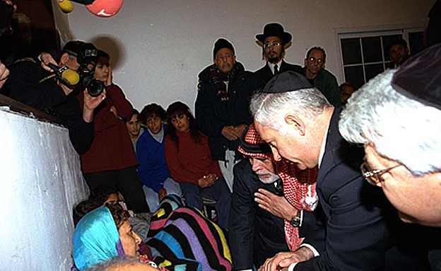 >המלך חוסיין בניחום האבלים ב-1997