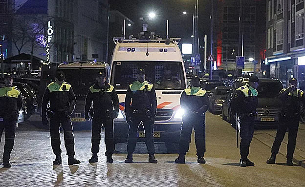 מאות מפגינים