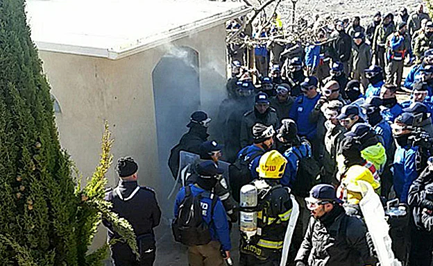 פריצה לבית הכנסת