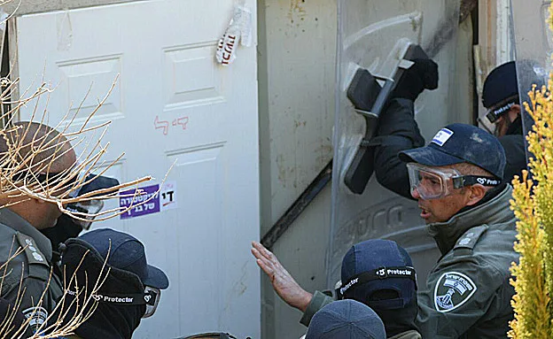 שוטרים פורצים את המכשולים