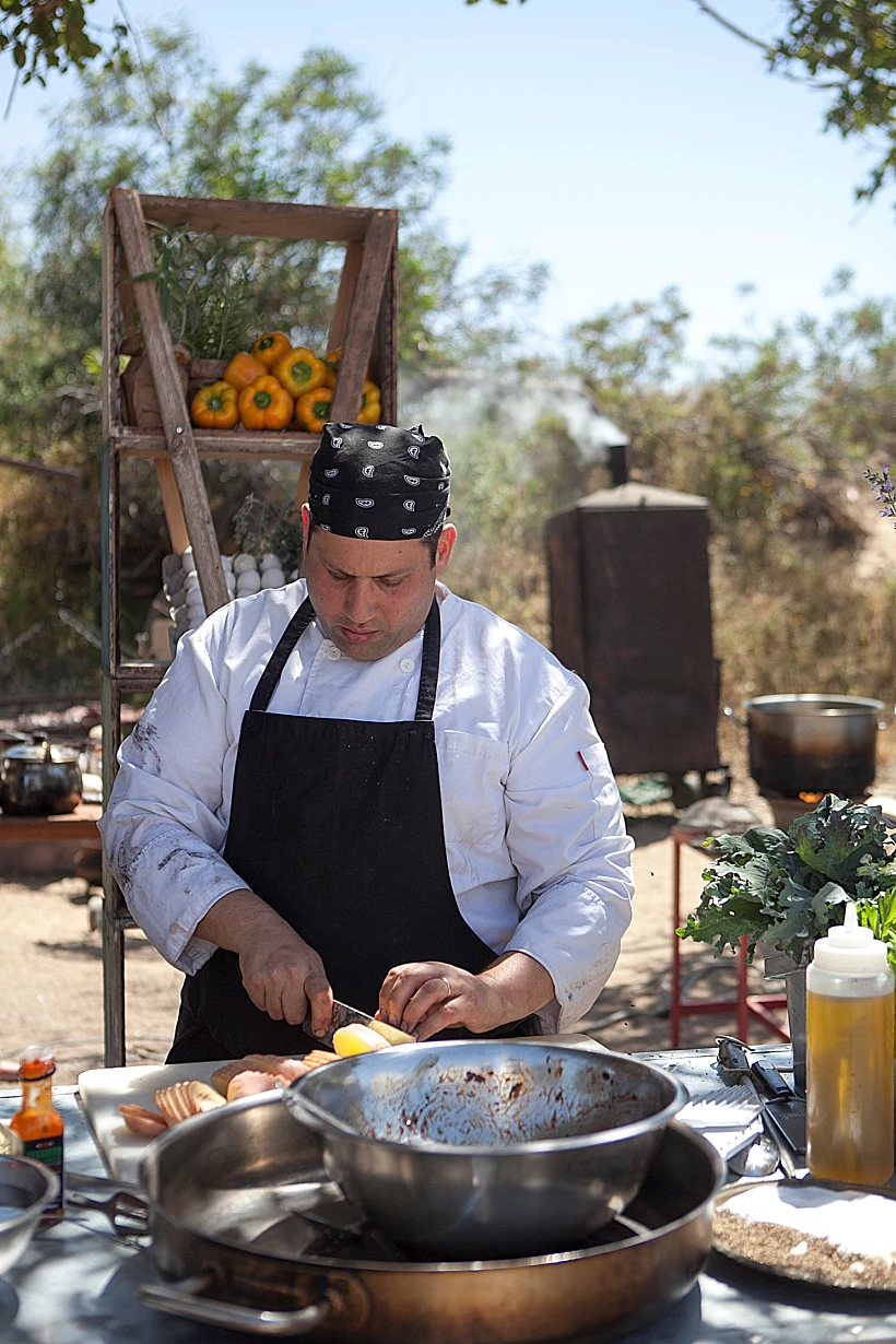 אסף שנער בעבודה. קרקס על גחלים