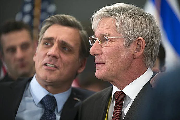 נורמן. קונקטינג פיפל