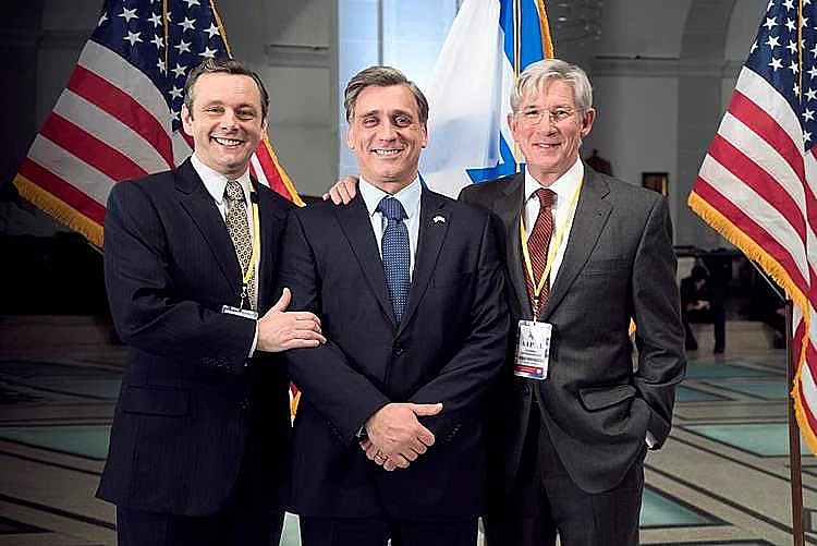 השחקן המיומן נטמע בדמותו הפתטית