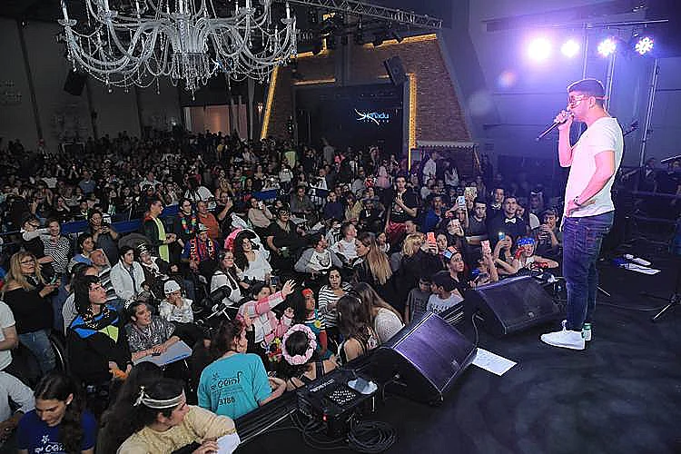 משה פרץ בא לעשות שמח