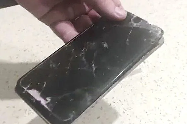 הלקוח הגיע לחנות עם מסך שבור