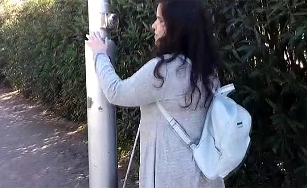 לא יכולה לחצות כי הרמזור לא מתקתק