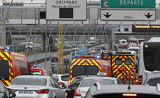 עומסים מחוץ לנמל התעופה בפריז, היום