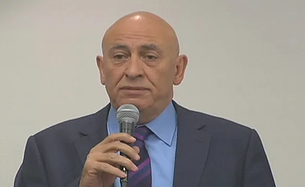 גטאר במסיבת העיתונאים בשישי