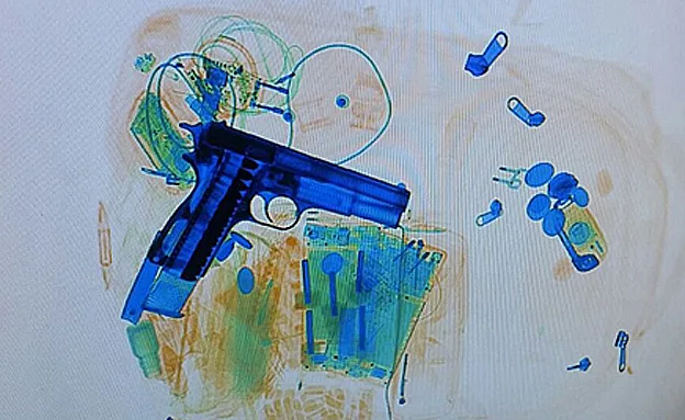 האקדח כפי שהתגלה בשיקוף