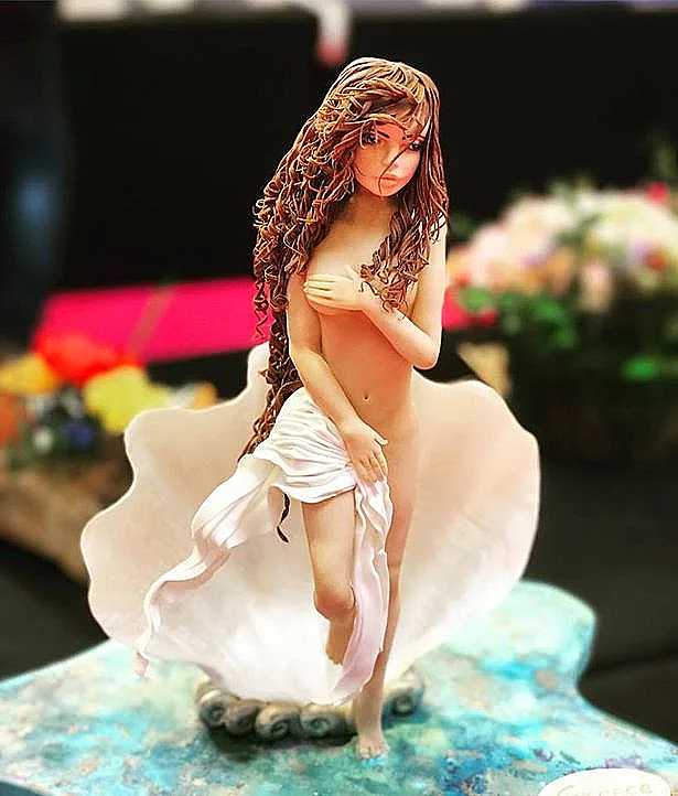 עוגה מעוצבת בצורת בובה