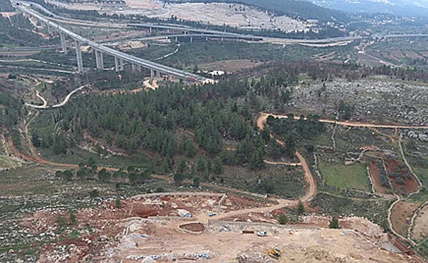 ''סכנה בטיחותית''. הבנייה לצד קו הרכבת