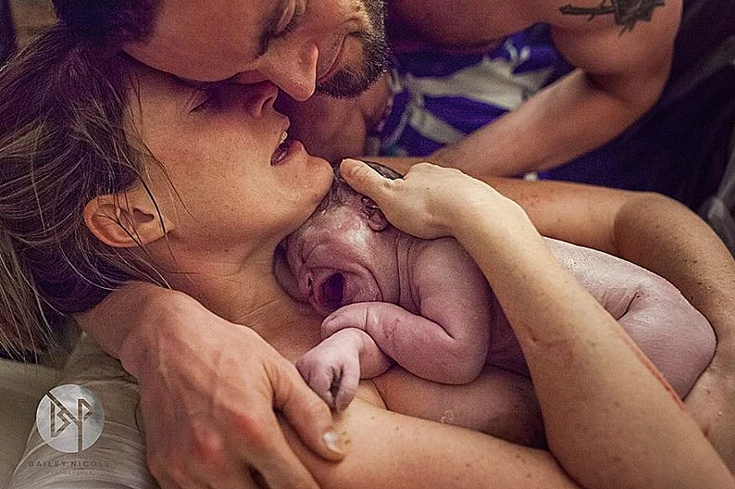 professional-birth-photography-competition-winners-labor-2017-4-58b02b975041c__880