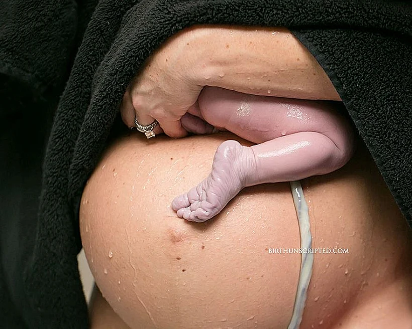 professional-birth-photography-competition-winners-labor-2017-9-58b02ba268f25__880